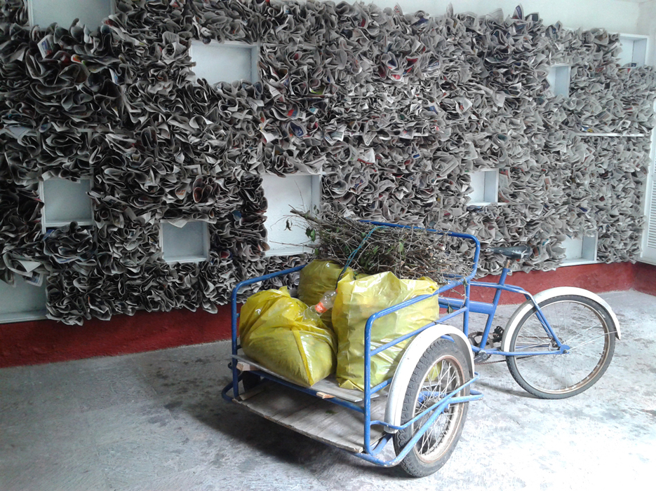 Héctor de Anda Vacío / instalación Papel periódico, madera, triciclo de trabajo, bolsas de plástico y basura orgánica Variables  2016 